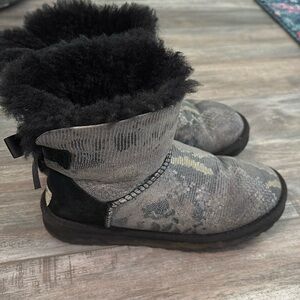 UGG Kids Bailey Bow Boots Snakeprint size 5